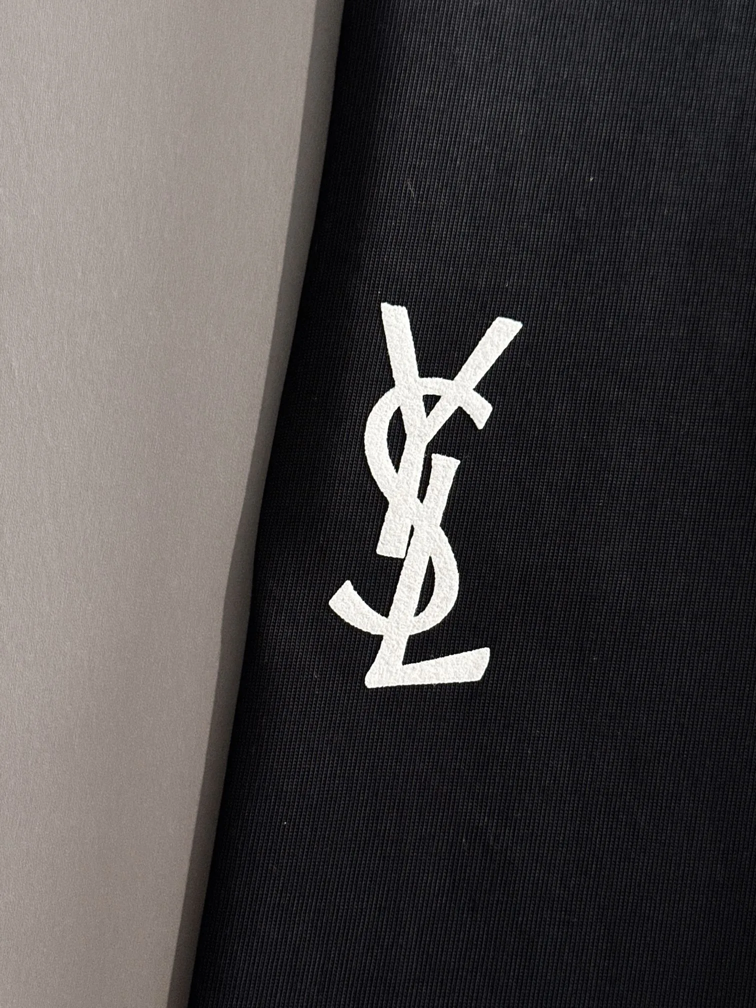 P180 Yves Saint Laurent Saint Laurent* 2꯭0꯭2꯭5 new spring and summer model ❤️ Original ⌚️ high version The fabric is made of 270 grams of high-density pure cotton. No deformation or shrinkage. Process introduction: double line movement, three-dimensional adhesive printing on the chest + three-dimensional adhesive printing on the back panel. Color: black SIZE: S-XXL